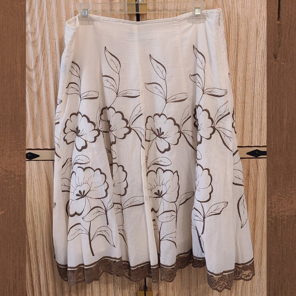 Vintage-Inspired Floral Embroidered Midi Skirt - Picture 2 of 11